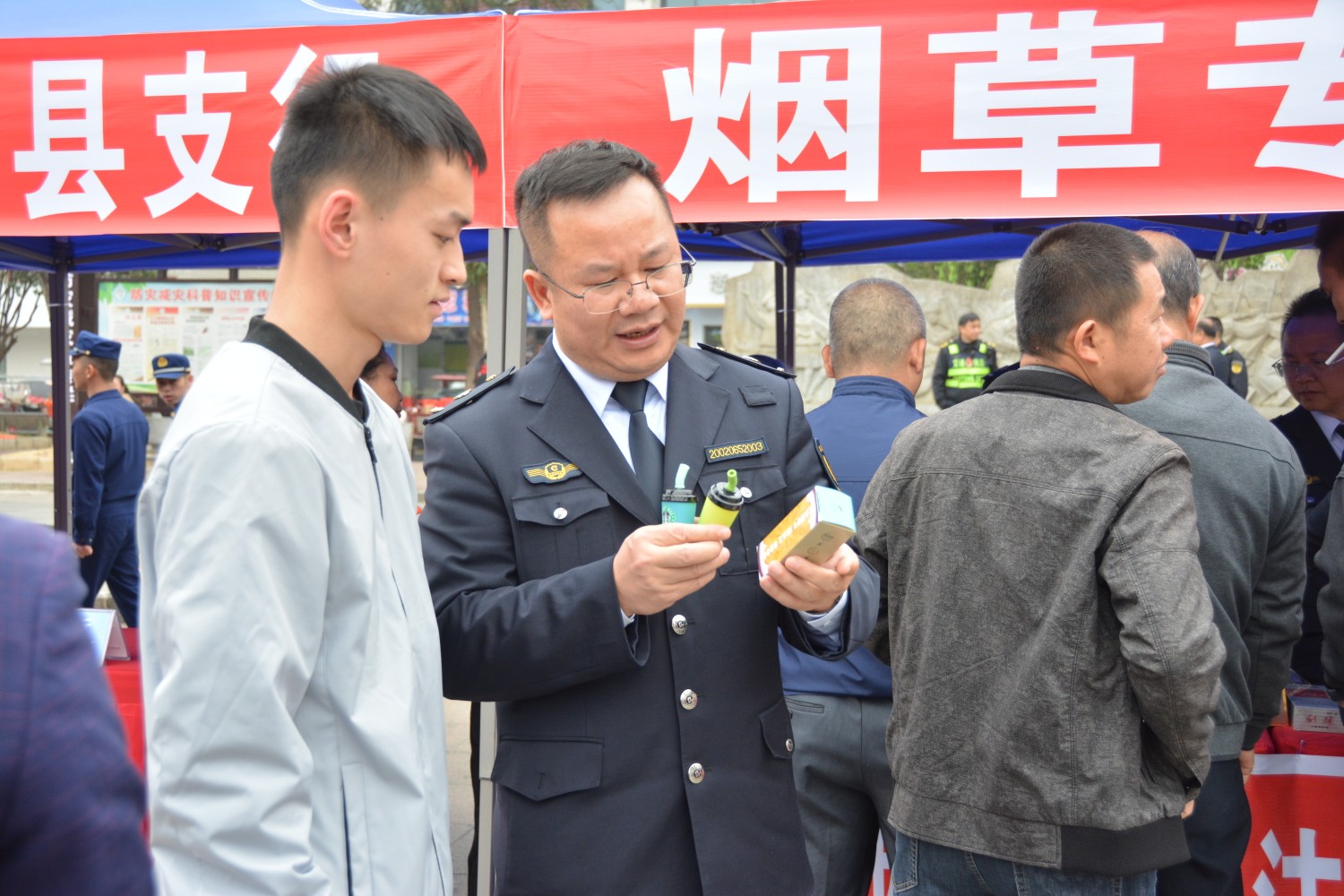 图片三:现场开展“电子烟”宣传 广西区柳州市融水县烟草专卖局(营销部)吴俊鹏 摄影.JPG 图片三:现场开展“电子烟”宣传 广西区柳州市融水县烟草专卖局(营销部)吴俊鹏 摄影.JPG