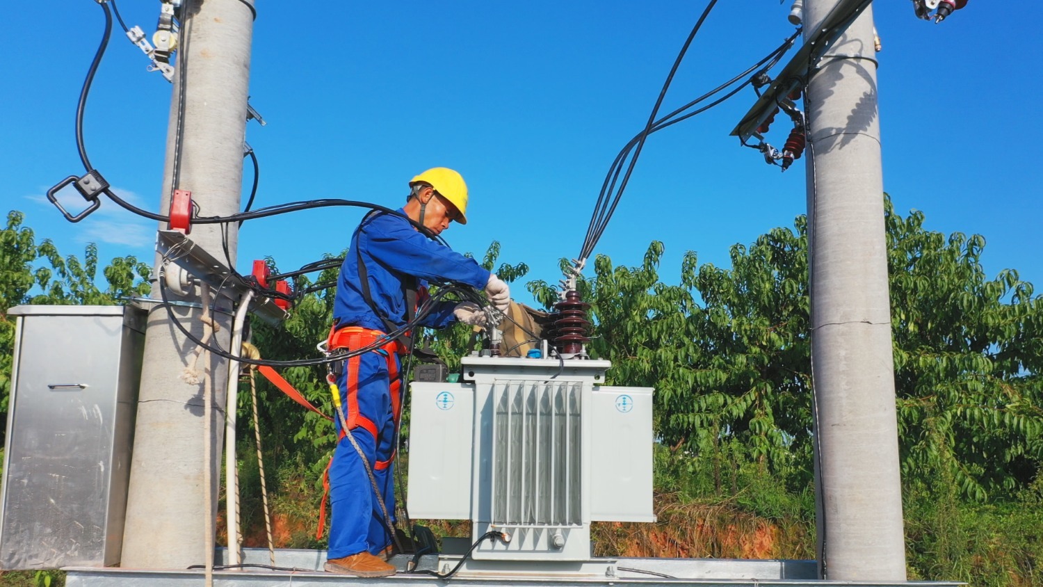 国网重庆市北供电公司正在上古农耕体验园内进行增容改造1。.bmp 国网重庆市北供电公司正在上古农耕体验园内进行增容改造1。.bmp