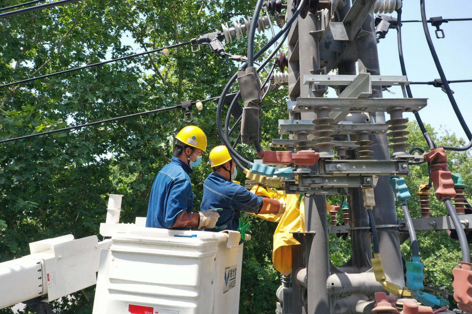 国网焦作供电公司实施不停电作业检修.jpg