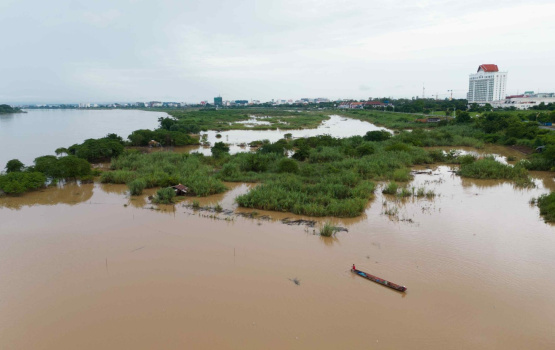 老挝万象：涨水的湄公河