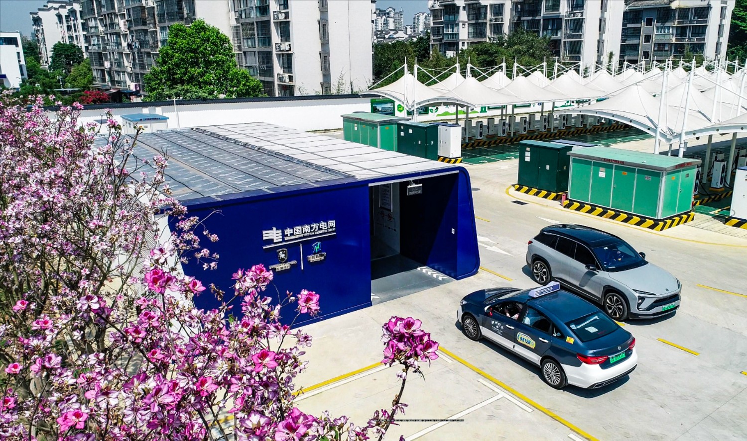 南方电网鹿山综合能源服务站集让市民体验“车-网”互通的全新概念（邹振远 摄）.JPG