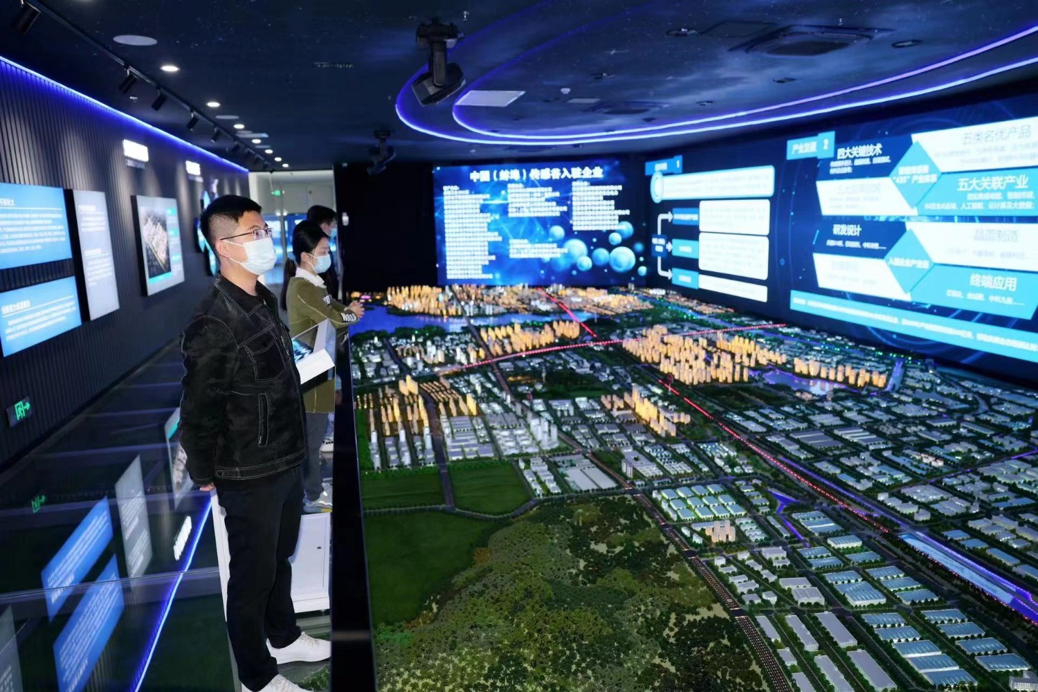 11月1日入驻企业员工参观中国(蚌埠)传感谷展厅。（刘晨 图）.png