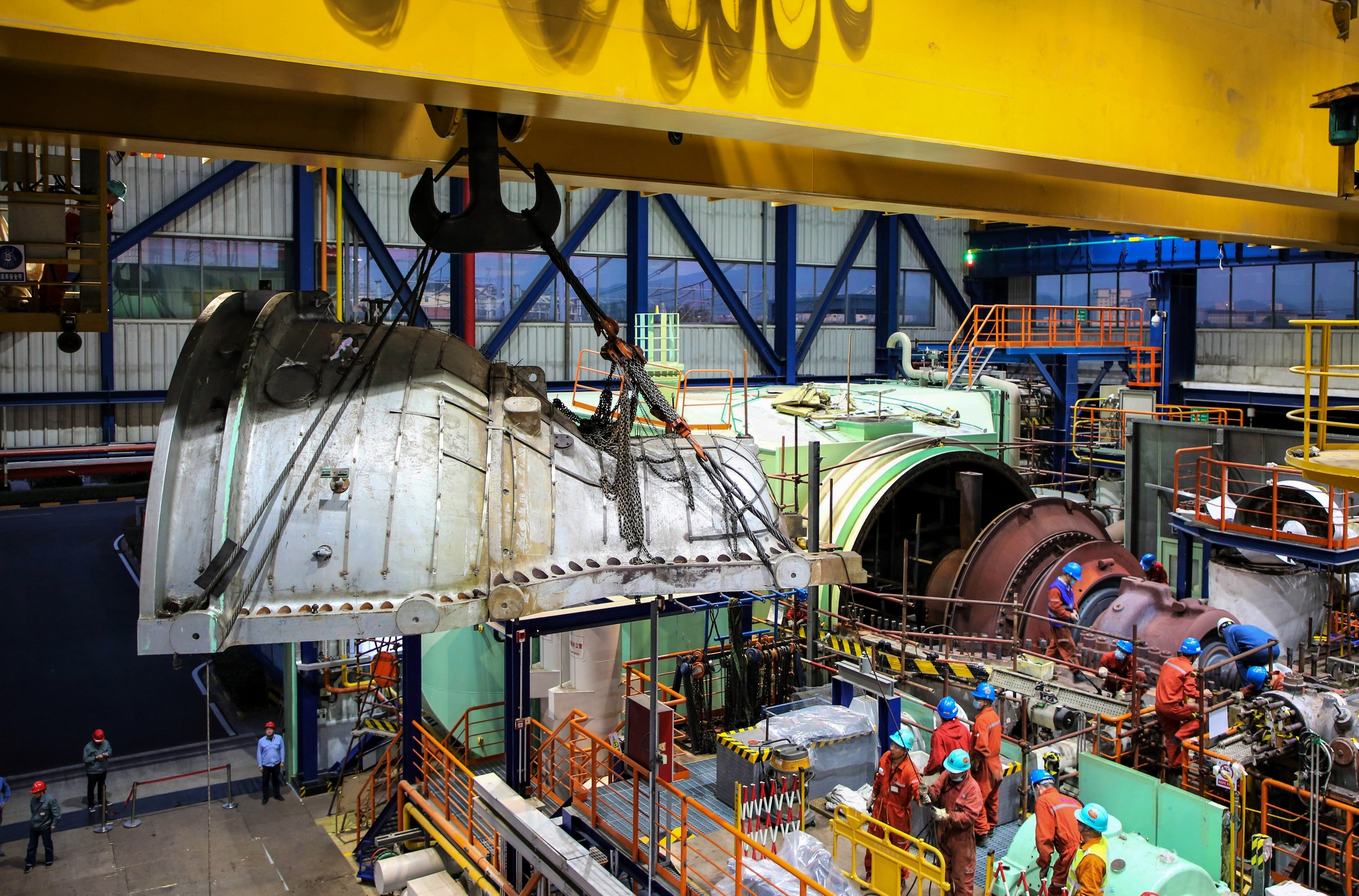 浙能萧山发电厂4号机组检修，图为正在吊装中低压外上缸。 曾越   摄