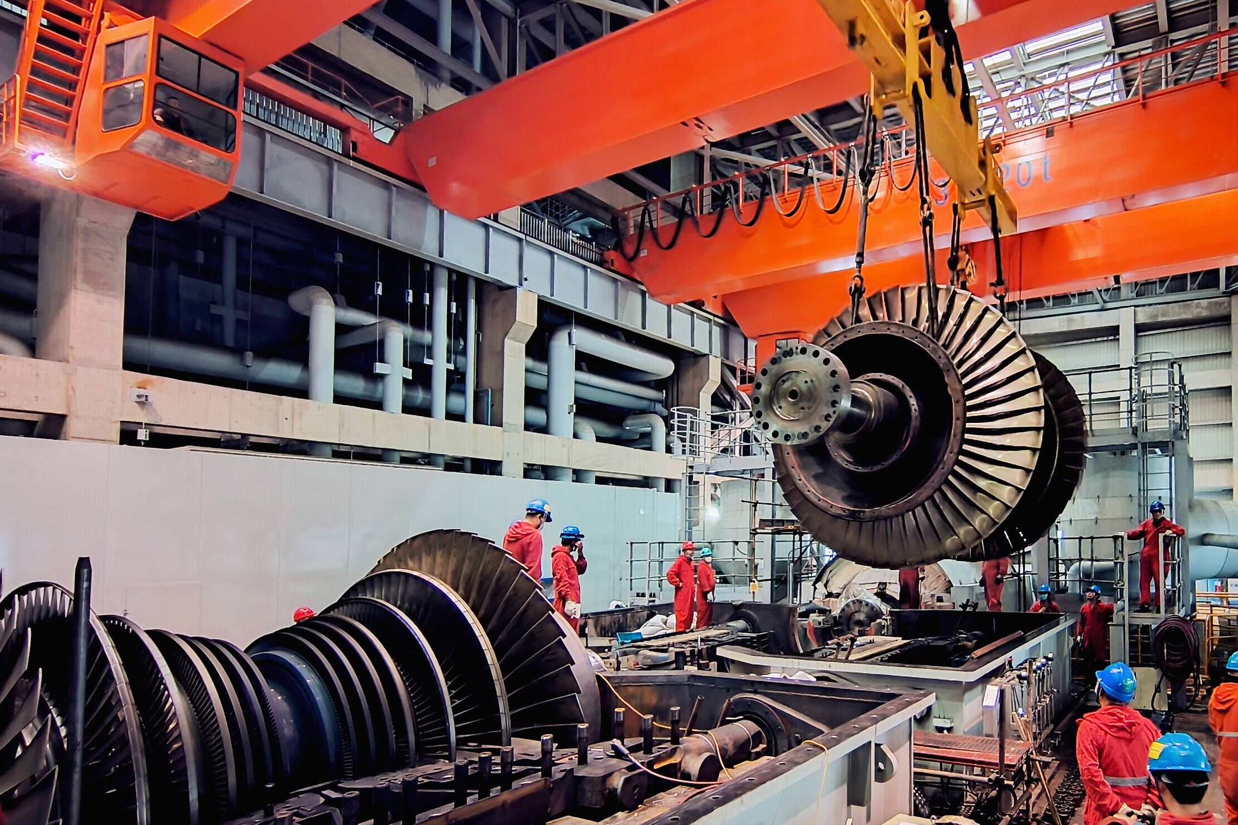 浙能镇海发电公司1号机组检修时低压缸转子正在吊出。 郭彦佳 