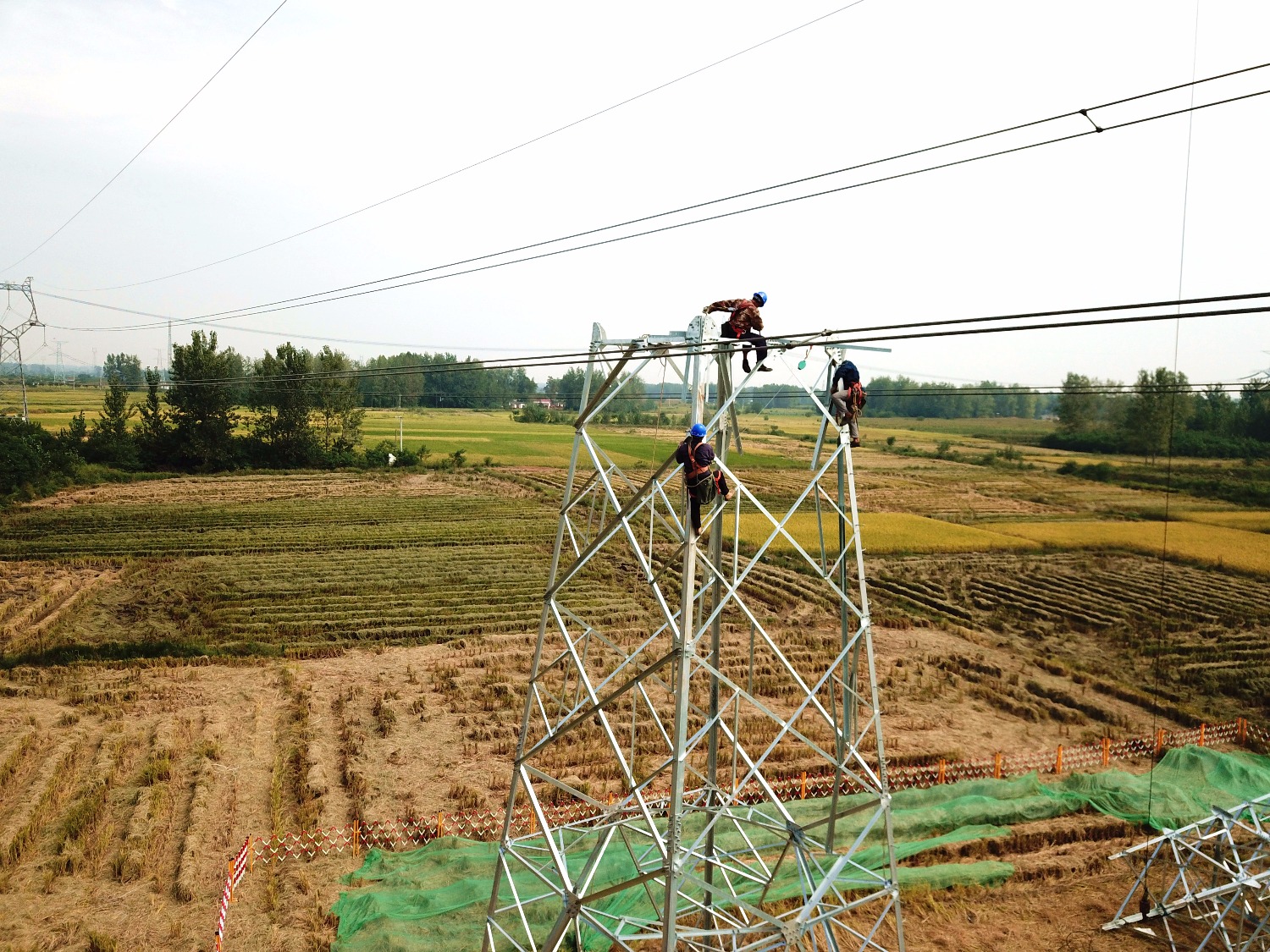 河南信阳何寨—楚城 110kv 线路施工现场,施工人员在组建110千伏输电