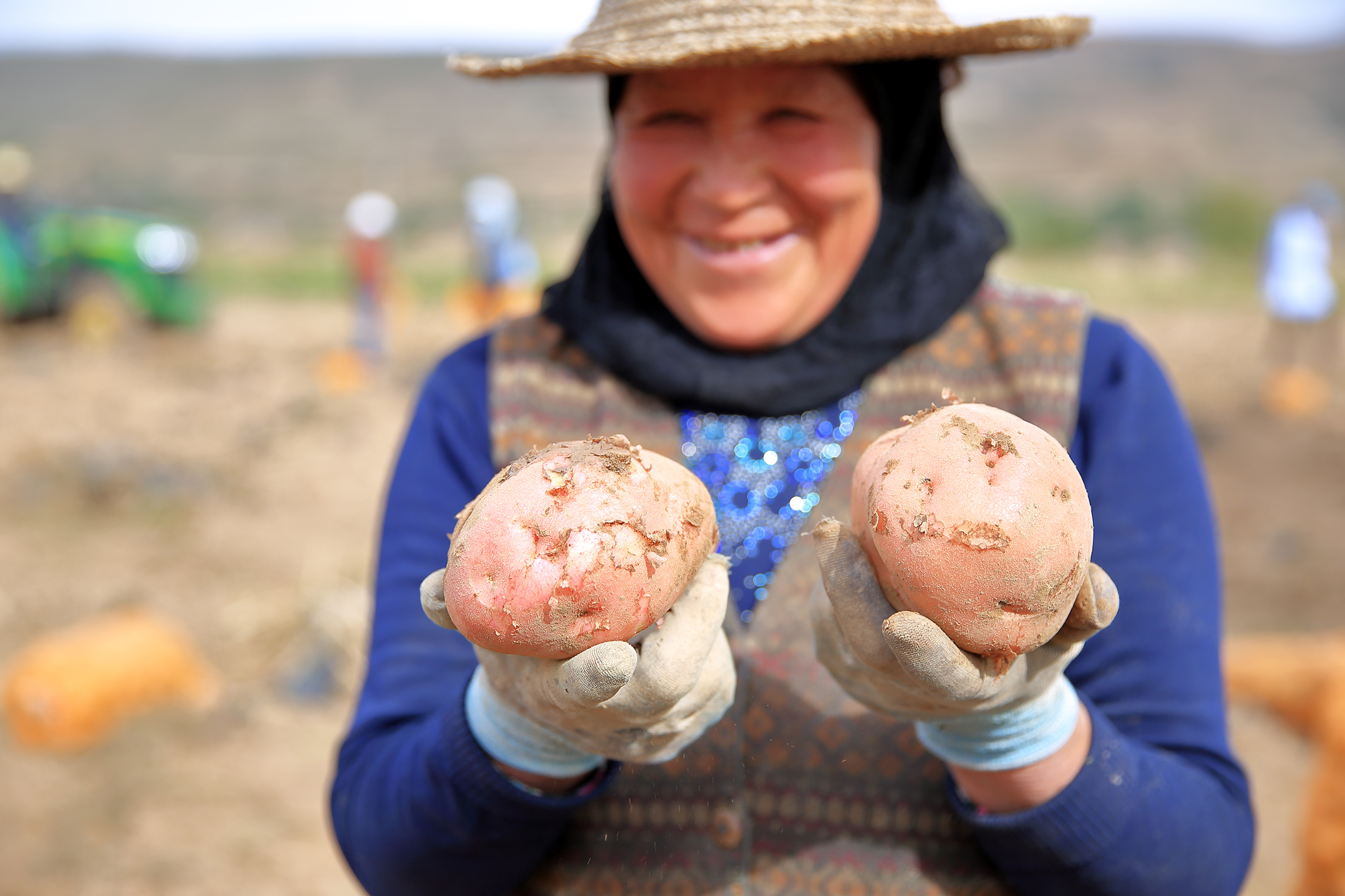 15 甘肃省定西市安定区香泉镇马铃薯原种扩繁基地，农民在展示收获的马铃薯。新华社发（陈永刚 摄）.jpg
