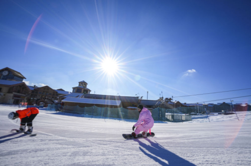 8 在长白山国际度假区，滑雪爱好者滑行在平整的“面条雪”上。新华社记者 许畅 摄.png