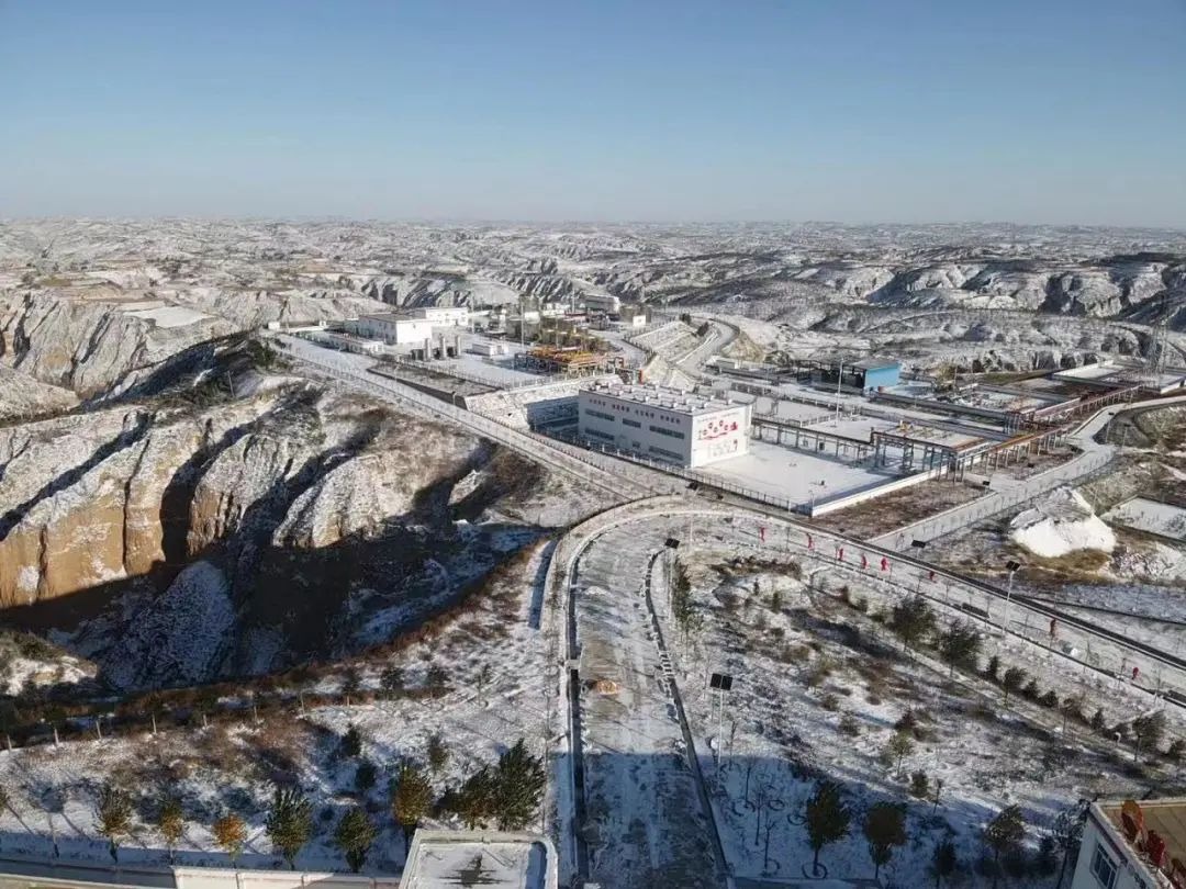 中国石油长庆油田第二采气厂作业一区雪后生产现场 王霄翼 摄.jpg