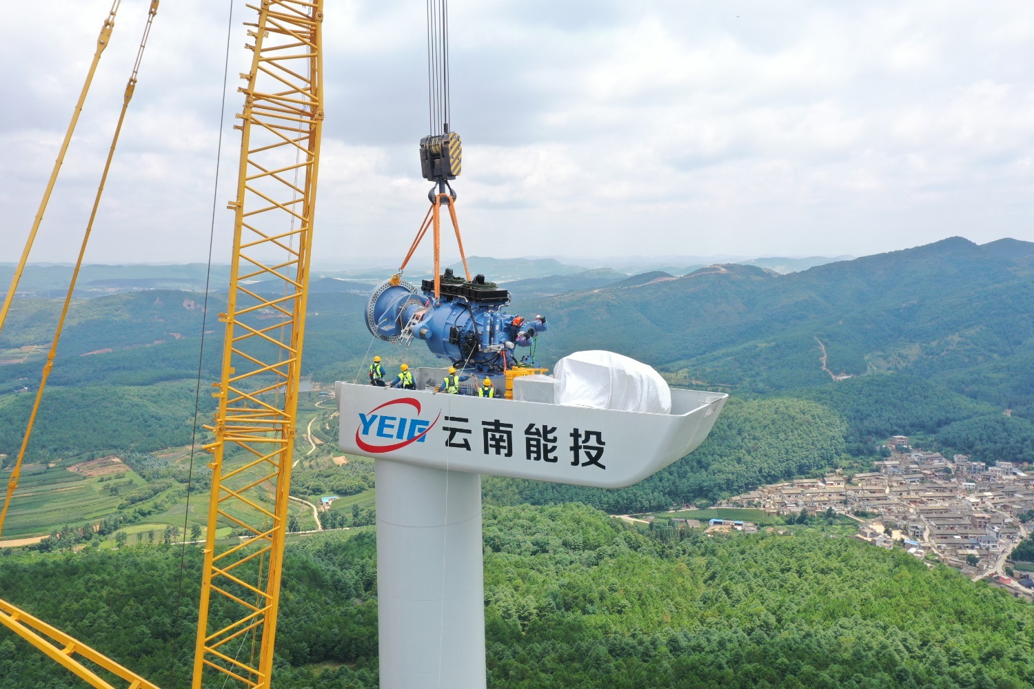 通泉风电场全容量并网发电（图为风机吊装现场）.jpg