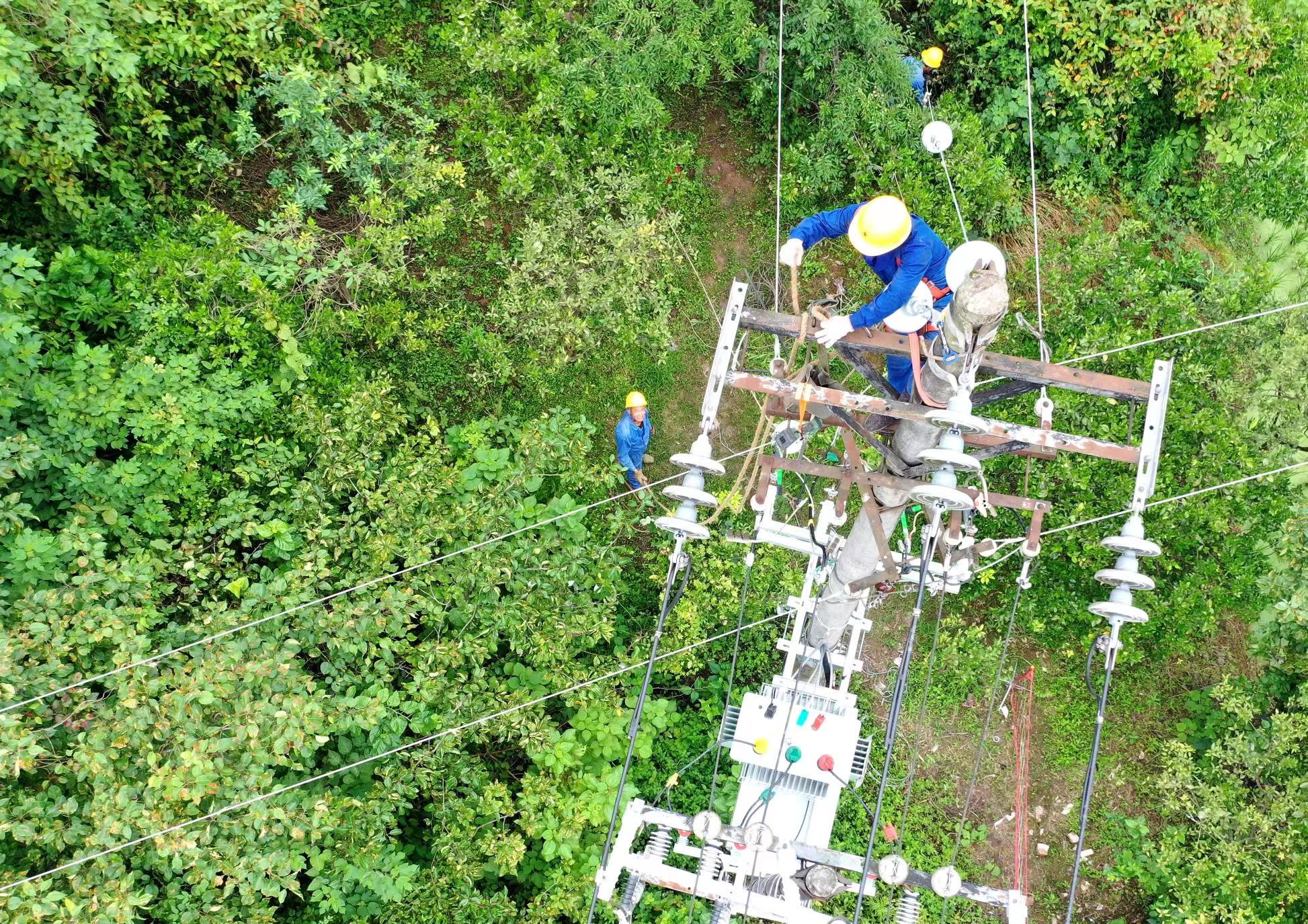 电力工人正在进行10千伏线路搭头工作.jpg